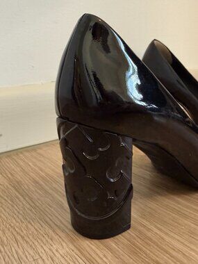 Tory Burch Amy Black Patent Leather Block Heel Logo Pumps Size 9